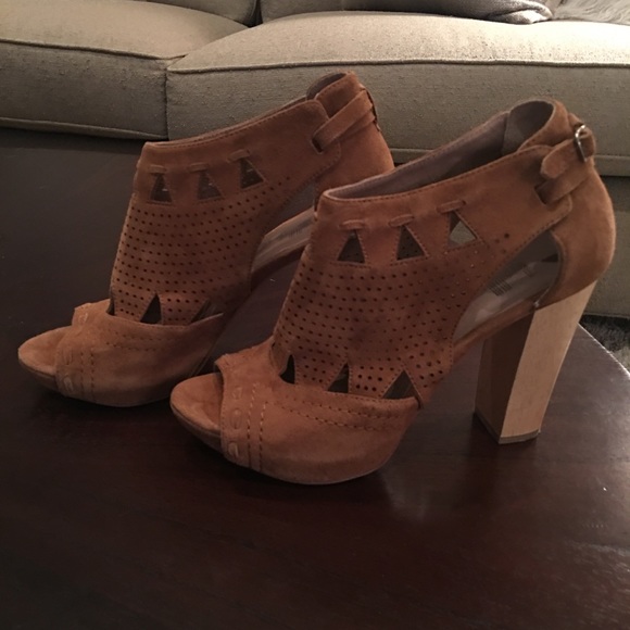 - Carmel Suede open toe shoe.  Size 8.5 - Picture 7 of 8